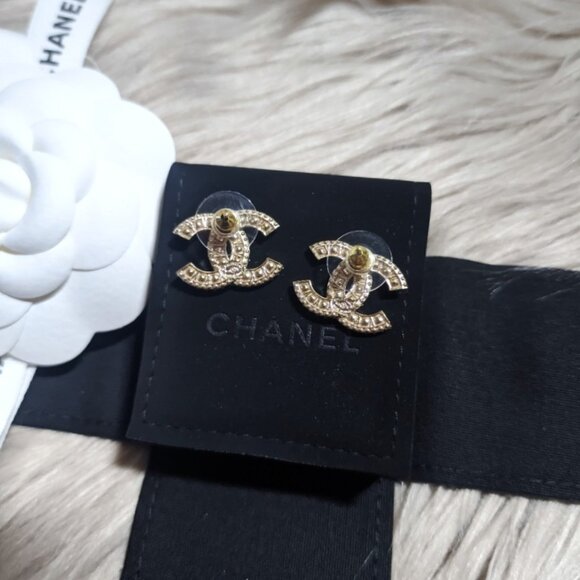 Gorgeous Authentic 2021 CHANEL Classic Stud Earrings - Picture 8 of 12